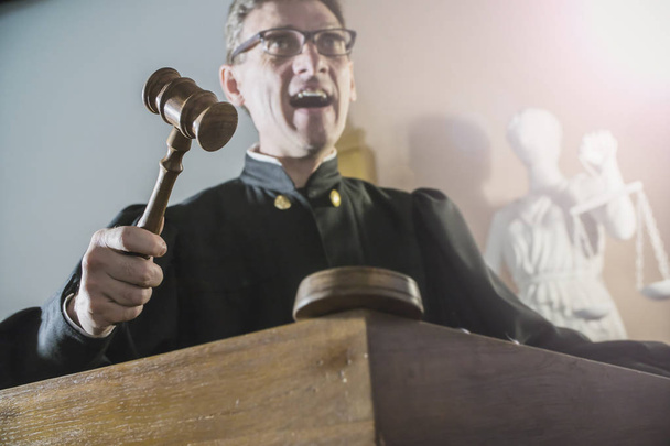 Richter mit Hammer in der Hand im Gerichtssaal - Foto, Bild