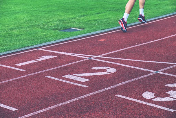 Σπορ γυναίκα τρέχει track., υγειονομικής περίθαλψης και αθλητισμού έννοια. - Φωτογραφία, εικόνα