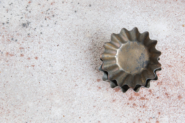 Moldes de biscoito de metal vintage em um fundo de concreto. Espaço de cópia para texto
 - Foto, Imagem