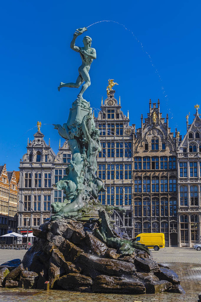 Monument-fountain to the soldier Brabo in the main square of Antwerp Grote Markt. Belgium. - Fotoğraf, Görsel