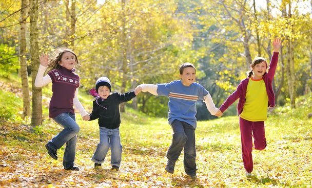 Niños felices y hojas de otoño
 - Foto, imagen