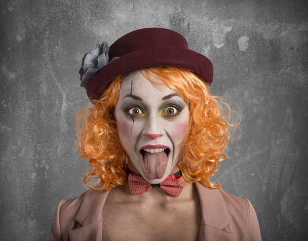 Funny Grimace chica payaso con la lengua fuera
 - Foto, Imagen