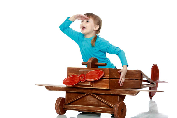 Dívka hraje s velkou hračkou letadla. - Fotografie, Obrázek