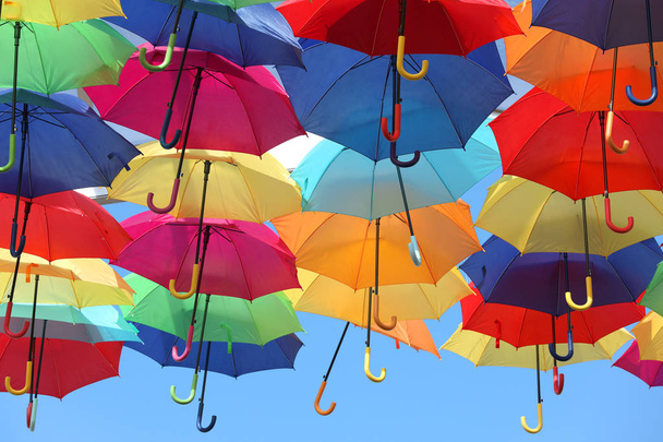 Πολλή ομπρέλες χρωματισμός sky στην πόλη της Agueda, Πορτογαλία - Φωτογραφία, εικόνα