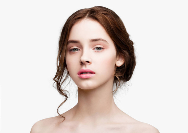 Belleza lindo modelo de moda con maquillaje natural sobre fondo blanco
 - Foto, Imagen