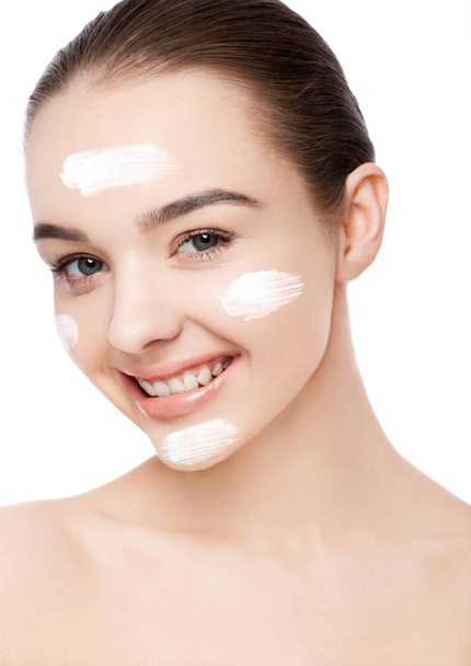 Menina bonita com creme facial retrato de maquiagem natural no fundo branco
 - Foto, Imagem