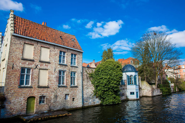 Canales de la histórica y hermosa ciudad de Brujas en Bélgica
 - Foto, imagen