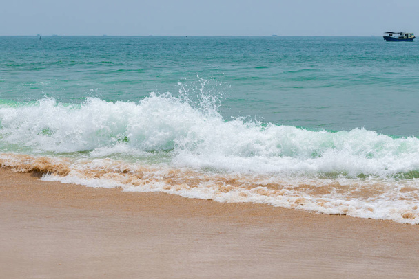 ola suave de un océano en una playa de arena
 - Foto, Imagen