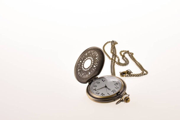 Beyaz arkaplanda izole edilmiş eski moda cep saati - Fotoğraf, Görsel