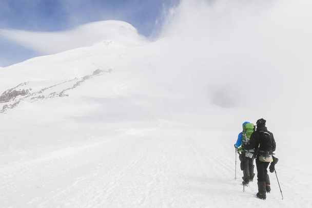 Elbrus Region, Federacja Rosyjska - 25 czerwca 2017: Dwóch turystów pieszych do góry mount Elbrus - Zdjęcie, obraz