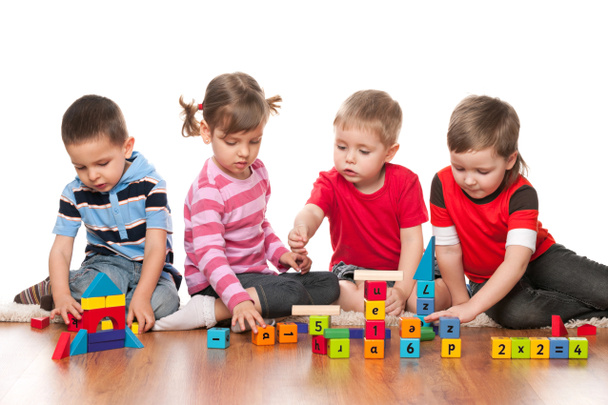 czworo dzieci grają na podłodze - Zdjęcie, obraz
