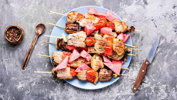Κρέας, ΣΙΣ κεμπαπ σε σουβλάκια με καρπούζι. Ανατολική τροφίμων - Φωτογραφία, εικόνα