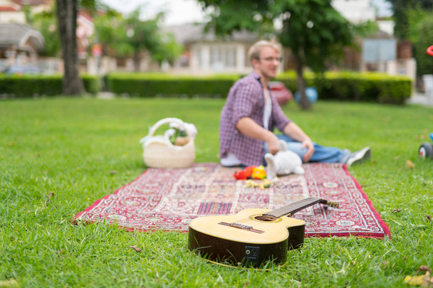 Portret mężczyzny w pikniku i relaks na świeżym powietrzu - Zdjęcie, obraz