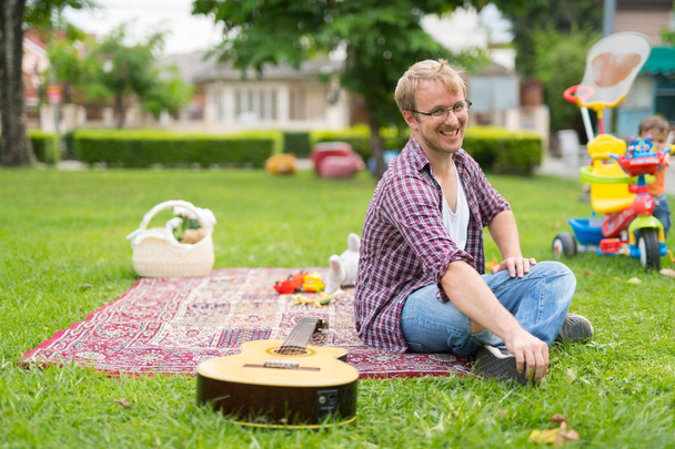 Retrato del hombre haciendo picnic y relajándose al aire libre
 - Foto, Imagen