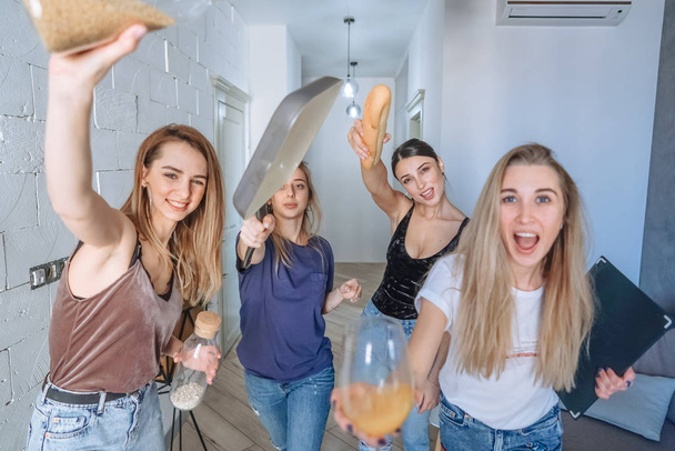 group of women in the kitchen - Фото, зображення