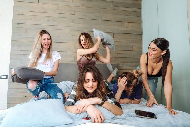 öt lány az ágyon a hálószobában - Fotó, kép