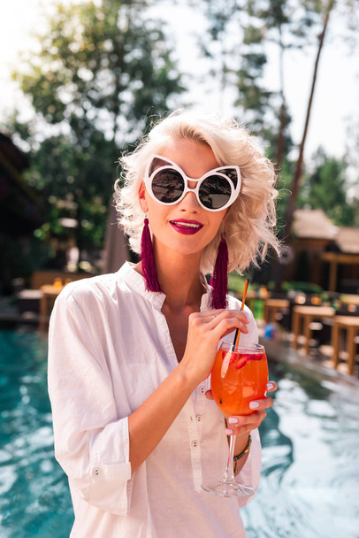 Pěkný atraktivní blondýna žena pít její koktejl - Fotografie, Obrázek