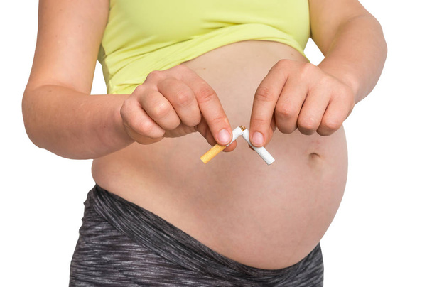 Donna incinta con sigaretta rotta isolata sul bianco - smettere di fumare concetto
 - Foto, immagini