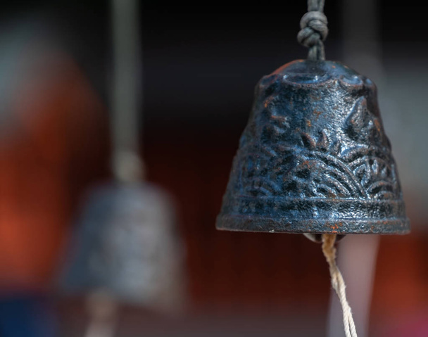 alte betende Glocke in einem shintoistischen Schrein, Japan - Foto, Bild