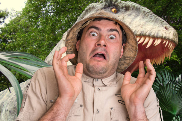 ヘルメットを持つエクスプ ローラー男は怖い恐竜から逃げる - 写真・画像