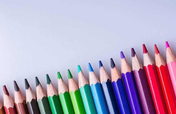 Χρωματικά μολύβια διαφόρων χρωμάτων τοποθετημένα σε λευκό φόντο - Φωτογραφία, εικόνα