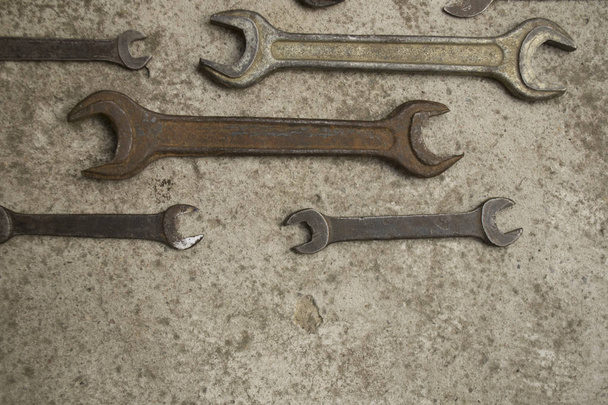 martillo oxidado con clavos en metal
 - Foto, Imagen