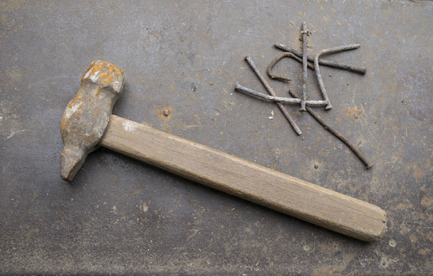 martelo enferrujado com pregos em metal
 - Foto, Imagem