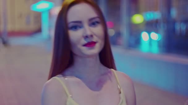 Vörös hajú lány fejét és a vállát a lövés az utcán megfordult - Felvétel, videó