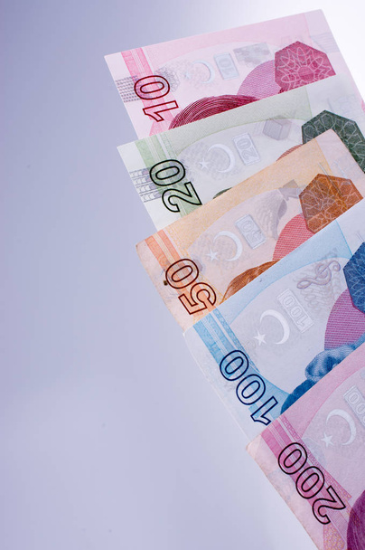 Türk líra bankjegyek egymás mellett, fehér alapon - Fotó, kép