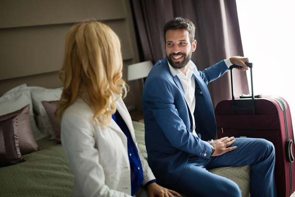 Businesspeople on business trip staying in hotel together - Foto, imagen