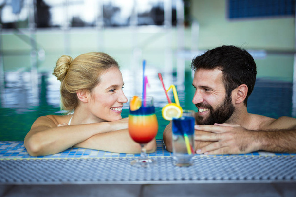 Щаслива приваблива пара розслабляється в спа-басейні
 - Фото, зображення