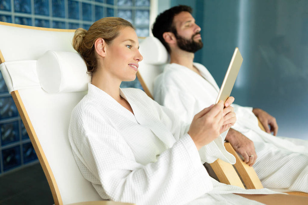 Attractive happy couple relaxing in spa center together - Foto, immagini