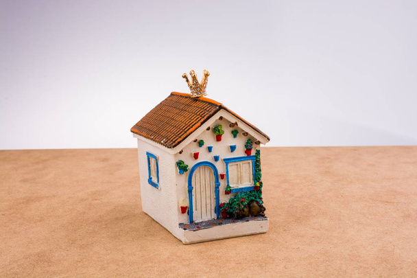 Mały model domu na tle koloru w widoku - Zdjęcie, obraz