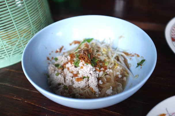 Makaron w tajski spicy tom yum zupa z mielonego mięsa wieprzowego - Zdjęcie, obraz