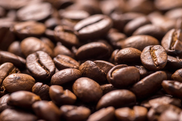Geroosterde biologische hele donkere koffie bonen, close-up - Foto, afbeelding