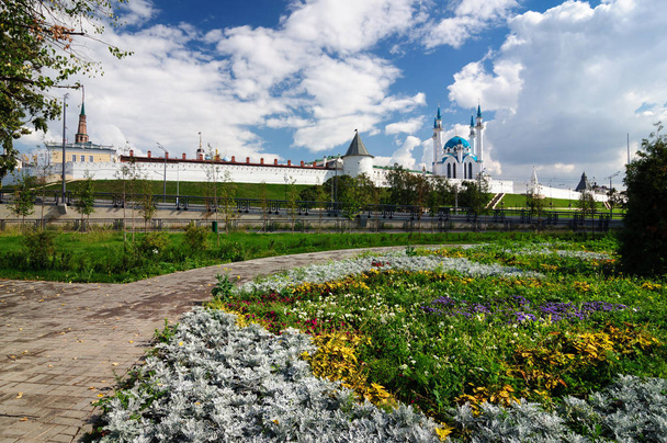 Kazan Kremlin, Tataristan, Rusya önünde kare Çiçeklik. - Fotoğraf, Görsel