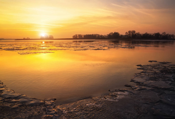 Gyönyörű színes téli táj fagyott tó és naplemente ég.  - Fotó, kép