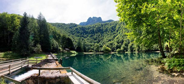 un panorama de l'étang de Bethmale, Pyrénées françaises
 - Photo, image