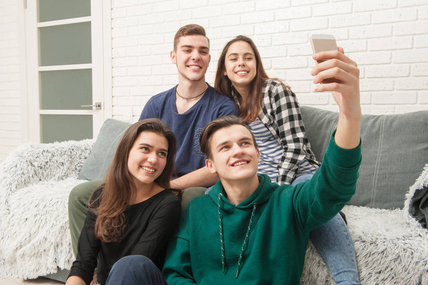 Een bedrijf van tieners maakt selfies - Foto, afbeelding