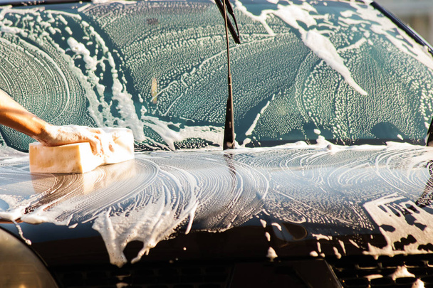 auto wassen met shampoo en spons closeup - Foto, afbeelding