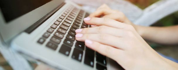 Honlap fejlécében és Vértes női kéz a laptop billentyűzet gépelés zászlaja. - Fotó, kép
