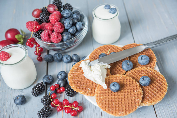 Different berries and yogurt. The right healthy food - Фото, зображення