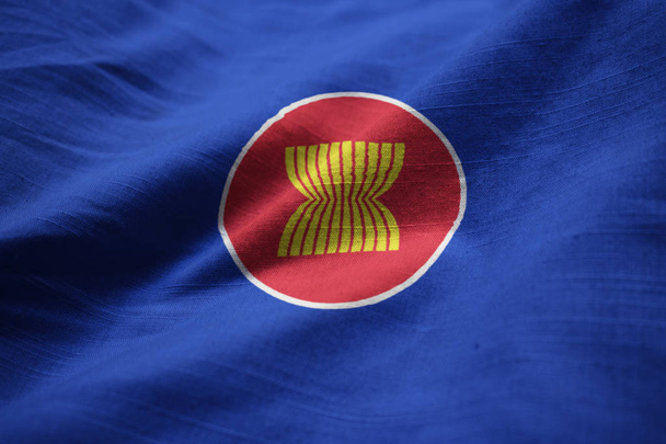 Крупный план запутанного флага Ассоциации государств Юго-Восточной Азии, развевающегося на ветру флага АСЕАН
 - Фото, изображение