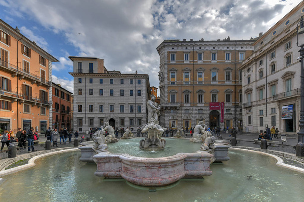 fontana del moro (moorbrunnen) in piazza navona in rom, italien. - Foto, Bild