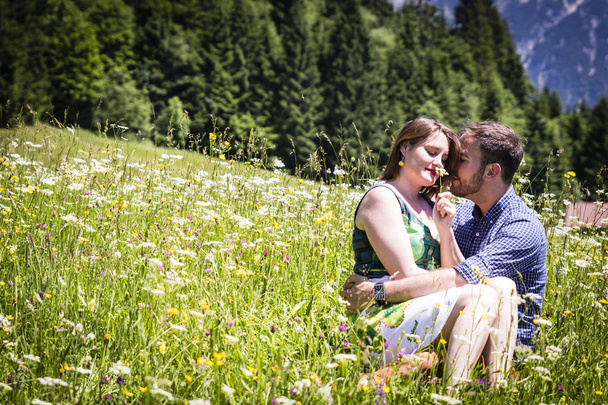 Szczęśliwy kochanków na wakacje w górach Alp - Zdjęcie, obraz