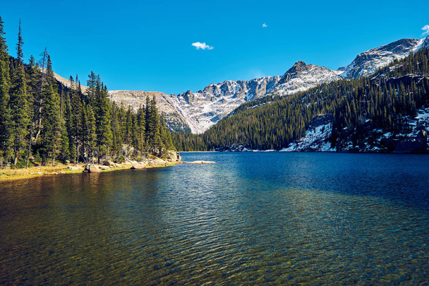 Озеро Верна со скалами и горами вокруг осенью. Национальный парк Rocky Mountain в Колорадо, США
.  - Фото, изображение
