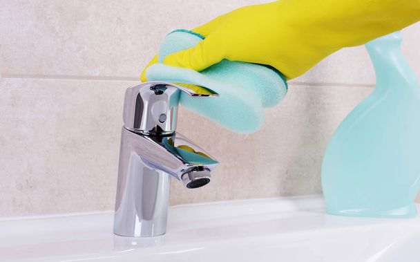 Doing chores cleaning water tap - Valokuva, kuva