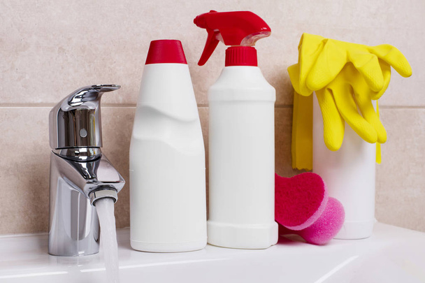 Cleaning supplies on sink - Foto, Imagen