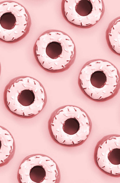 Muchos pequeños donuts de plástico se encuentra en un fondo de colores pastel. Piso establecer un patrón mínimo. Vista superior
 - Foto, imagen
