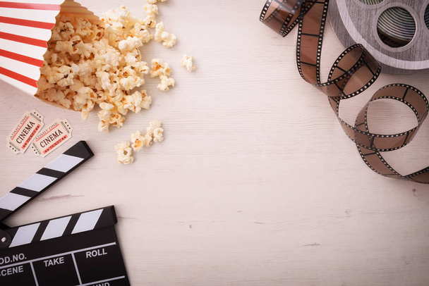 Background of watching movies with several objects with a wooden background. Horizontal composition. Top view. - Foto, immagini